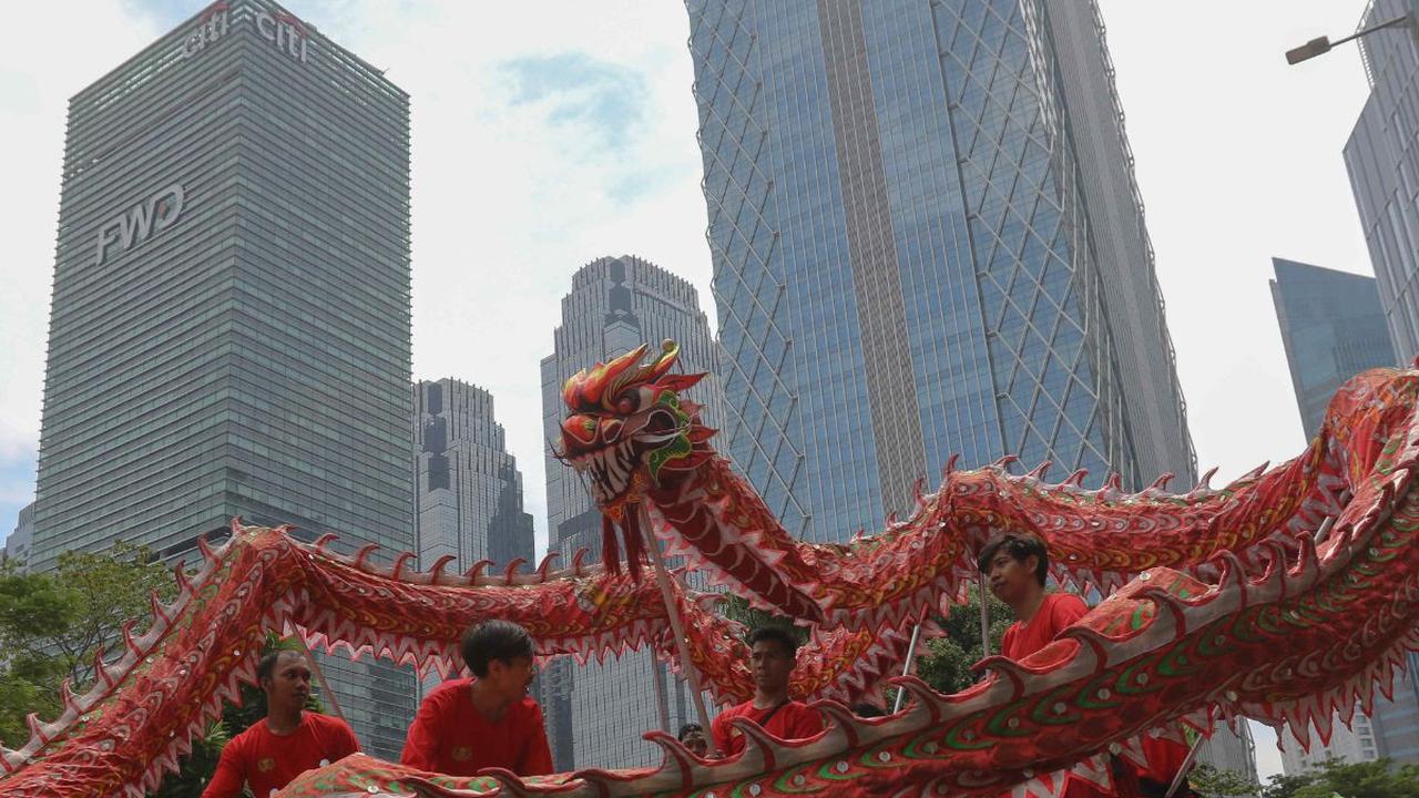 Seniman memainkan atraksi liong naga selama perayaan Cap Go Meh 2024 di kawasan SCBD, Jakarta, Sabtu (24/2/2024). Festival Cap Go Meh tersebut digelar sebagai puncak perayaan Tahun Baru Imlek Naga Kayu 2575.&nbsp;