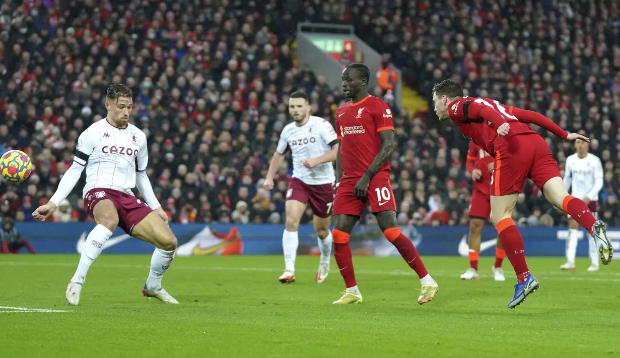 Pada menit ke-15 giliran Andrew Robertson yang mendapat peluang emas. Bola sundulannya usai menerima umpan silang Trent Alexander-Arnold masih mampu diantisipasi kiper Aston Villa, Emiliano Martinez. (AP/Jon Super)