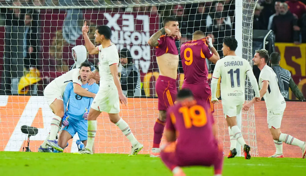 Para pemain Lille merayakan keberhasilan Berke Ozer menghalau tendangan penalti pemain AS Roma pada matchday kedua Liga Europa di Stadion Olimpico, Roma, Kamis (2/10/2025) malam WIB. (AP Photo/Andrew Medichini)