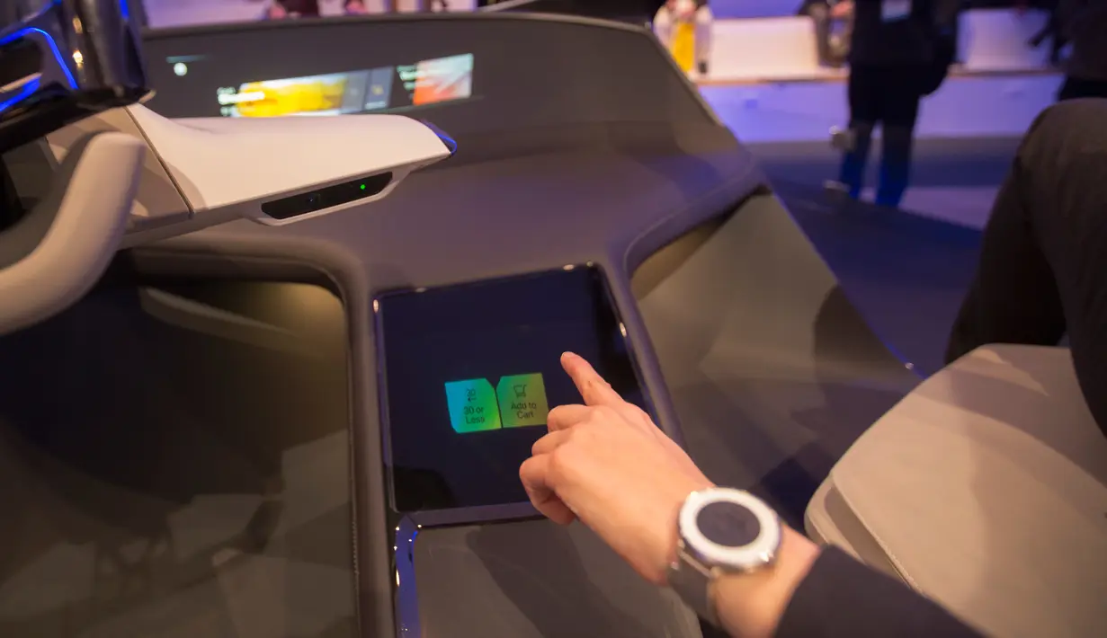 Fitur HoloActive Touch yang dimiliki mobil konsep masa depan BMW, i Inside Future, dalam ajang CES 2017 di Las Vegas, 7 Januari 2017. BMW belum mewujudkan mobil impian masa depan itu dalam bentuk mobil utuh, melainkan baru sebatas dummy. (David MCNEW/AFP)