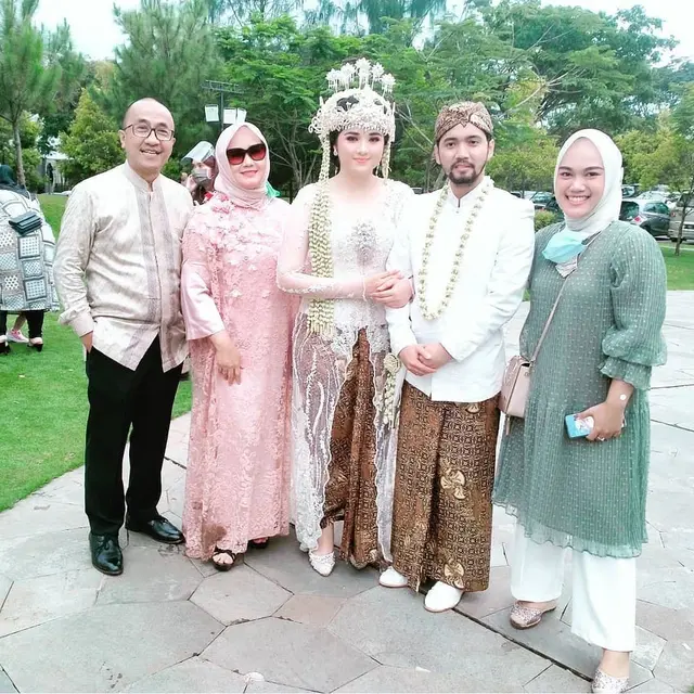 6 Momen Pernikahan Tirani Dwitasari 'Cewek Cantik' Viral di Google