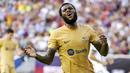 Pemain Barcelona, Franck Kessie, saat melawan Juventus pada laga persahabatan di Stadion Cotton Bowl, (26/7/2022). Franck Kessie berpeluang besar meninggalkan Barcelona pada akhir musim nanti. Pasalnya, gelandang asal Pantai Gading tersebut tidak sering bermain di tim utama. (AFP/Ron Jenkins)