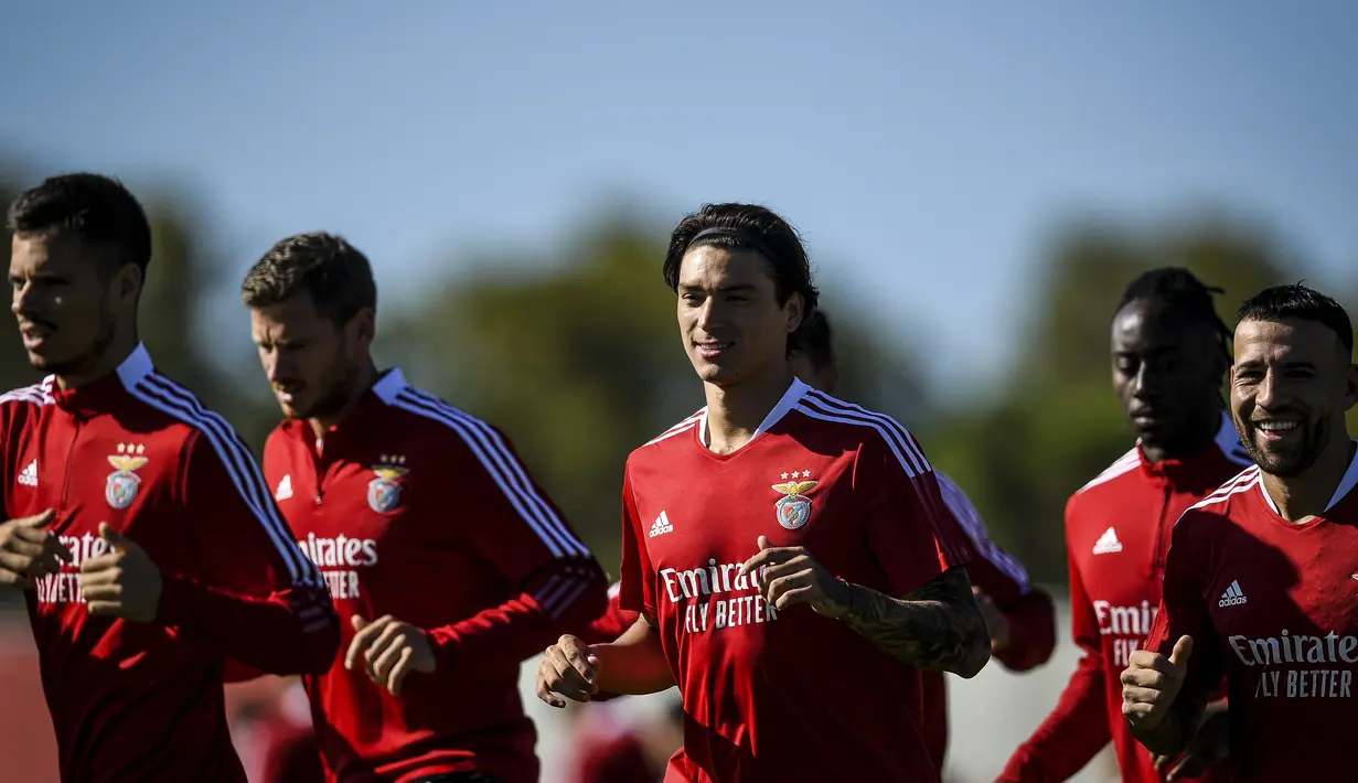 Para pemain Benfica menghadiri sesi latihan jelang duel melawan Barcelona di kamp pelatihan Benfica Campus di Seixal dekat Lisbon, Selasa (28/9/2021). Benfica akan menjamu Barcelona dalam laga fase Grup E Liga Champions pada Kamis dini hari WIB, 30 September mendatang. (PATRICIA DE MELO MOREIRA/AFP)