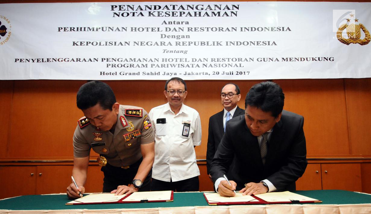 Kabaharkam Polri, Komjen Pol Putut Eko Bayuseno (kiri) bersama Ketua Umum PHRI, Hariyadi BS Sukamdani menandatangani MoU di Jakarta, Kamis, (20/7). MoU tentang Penyelenggaraan Pengamanan Hotel dan Restoran. (Liputan6.com/Helmi Fithriansyah)