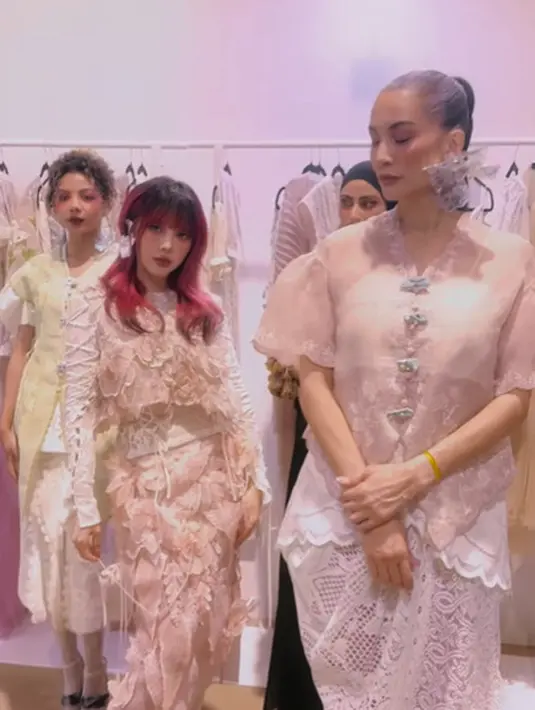 Ia kenakan setelan vest dan rok embellishment rumit bermotif bunga dengan long sleeve putih bertali. Menampilkan vibes ala KPop Idol yang khas [@ponysmakeup]