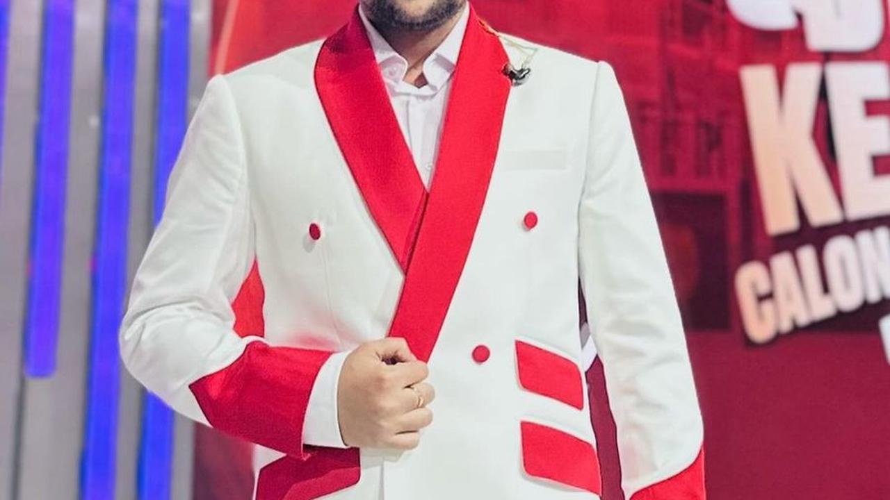Pakai Setelan Baju Merah Putih