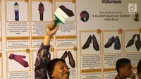 Peserta lelang mengangkat tanda keanggotaan dalam 110 Tahun Lelang Indonesia di Galeri Nasional, Jakarta, Rabu (28/2). Acara ini digelar oleh Direktorat Jenderal Kekayaan Negara Kementerian Keuangan (DJKN Kemenkeu). (Liputan6.com/Angga Yuniar)