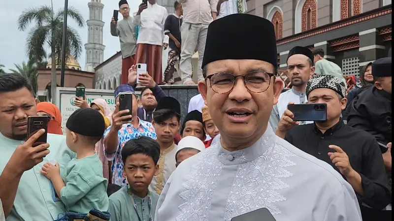 Anies Baswedan usai melaksanakan salat jumat di Masjid Dian Al Mahri, Limo, Depok. (Liputan6.com/Dicky Agung Prihanto)