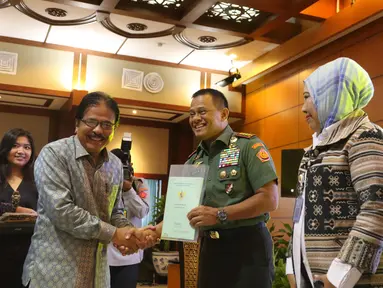 Menteri Agraria dan Tata Ruang Sofyan Djalil (kiri) memberikan sertifikat pendayagunaan tanah terlantar kepada Panglima TNI Jendral Gatot Nurmantyo dalam acara Hari Tata Ruang Nasional 2017 di Jakarta, Selasa (14/11). (Liputan6.com/Angga Yuniar)