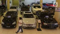 Pengunjung melihat mobil bekas yang dijual di bursa mobil bekas Mall Blok M, Jakarta, Jumat (8/10/2021). Sempat sangat redup, kini penurunan level PPKM membuat pasar mobil bekas berangsur pulih. (Liputan6.com/Angga Yuniar)