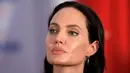Sebelumnya, Angelina Jolie telah melakukan pengangkatan kedua payudaranya melalui mastektomi ganda 2013 silam. Kala itu Jolie dideteksi membawa mutasi gen kanker BRCA1. (AFP/Bintang.com)