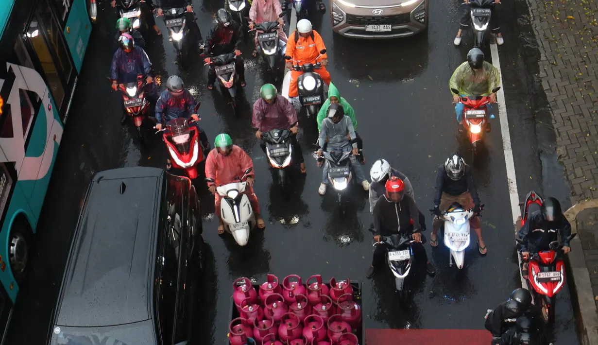Sebelumnya, kemacetan arus lalu lintas yang terjadi di Jalan TB Simatupang, Jakarta Selatan ramai dikeluhkan warga pengguna kendaraan. (KapanLagi.com/Budy Santoso)