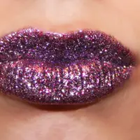 Ilustrasi bibir memakai lipstik glitter. (via: glogster.com)