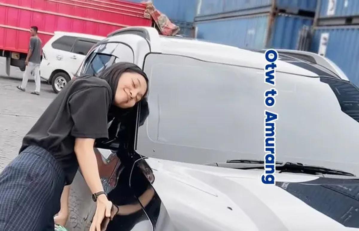 7 Potret Harini Sondakh Pulang Kampung Manado, Rela Bawa Mobilnya Pakai Kargo