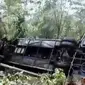 Sebuah bus yang mengangkut wisatawan jatuh ke jurang di Purbalingga. Sementara Stasiun Kereta Api di Purwakarta dipadati penumpang.