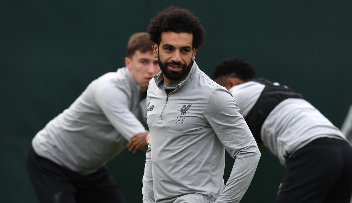 Pemain Liverpool, Mohamed Salah saat melakukan pemanasan bersama timnya di Melwood Training Ground, Liverpool, (3/4/2018). Liverpool akan menjamu Manchester City pada leg pertama Liga Champions. (AFP/Paul Ellis)