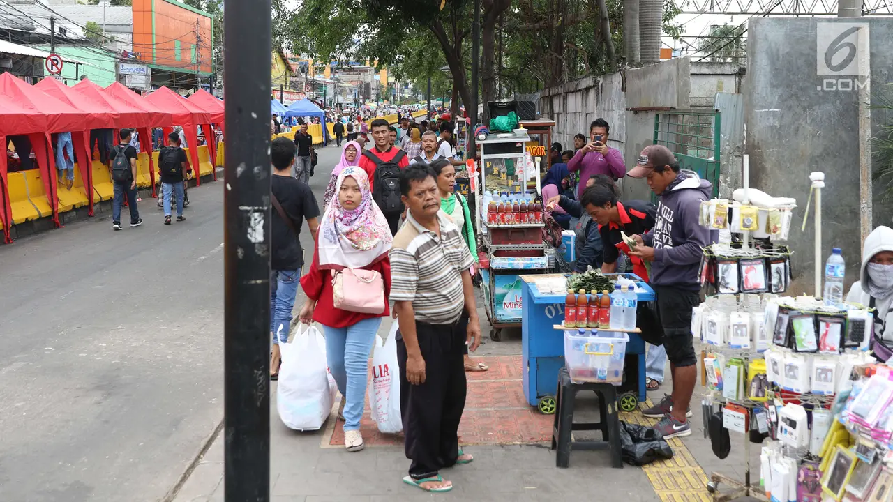 Meski Sudah Difasilitasi Tenda, Masih Banyak PKL yang Berjualan di Trotoar