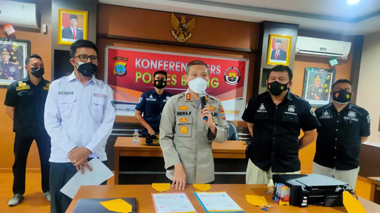 Kapolres Bitung AKBP Indrapramana menjelaskan pengungkapan kasus ini saat konferensi pers, Kamis (29/07/2021), di Mapolres Bitung.