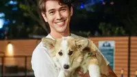 Dalam kesehariannya belakangan ini Hessel Steven  kerap unggah kebersamaannya bersama anjing peliharaannya. (FOTO: instagram.com/hesselstevenwong)