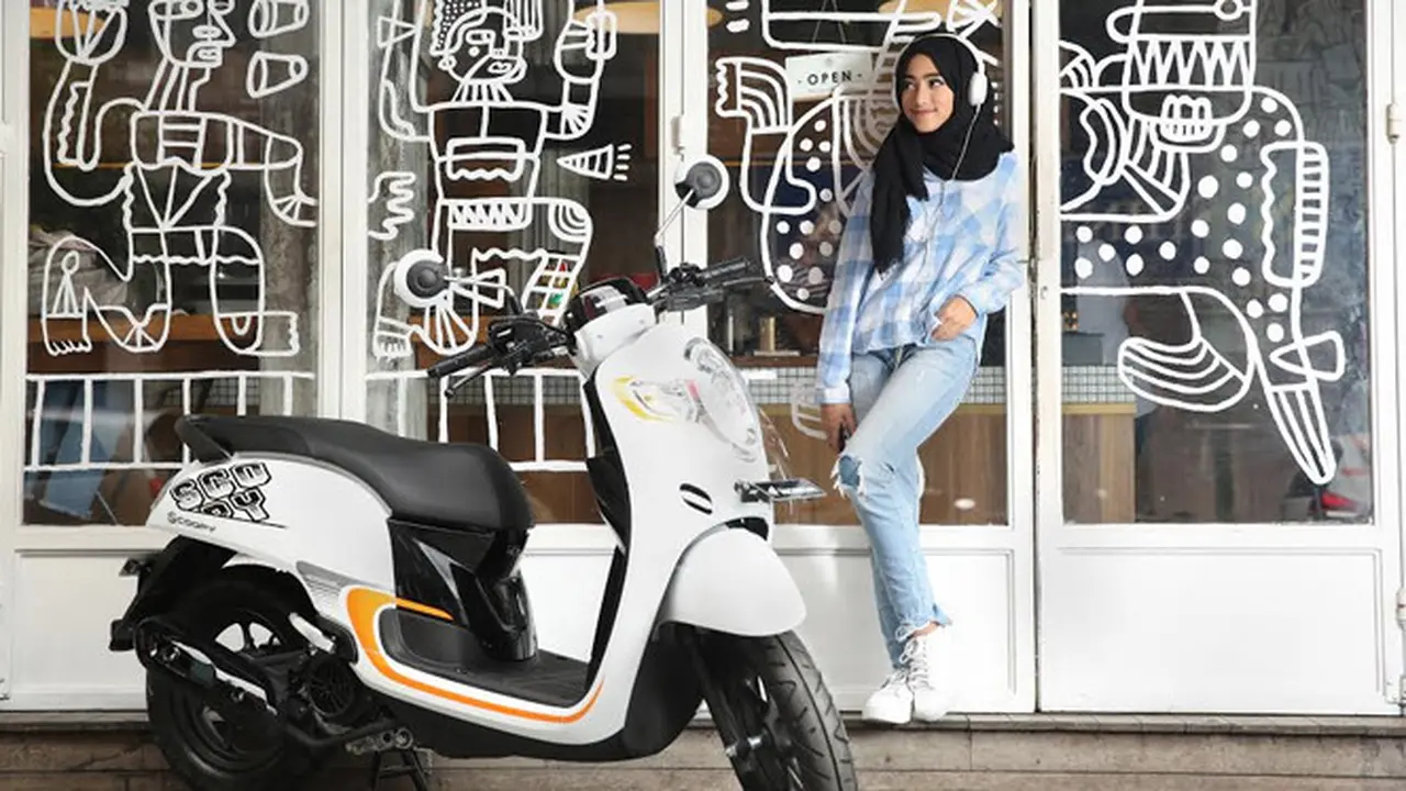 Menjadi Music Stylish, Shireenz sering mendengarkan musik di gadget-nya. Untungnya, All New Honda Scoopy 2017 memiliki power charger yang sangat membantu aktivitasnya.