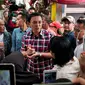 Calon gubernur DKI Jakarta, Basuki Tjahaja Purnama alias Ahok menyambangi warga di kawasan Ciracas, Jakarta Timur, Kamis (2/2). Di sana, Ahok menemui warga sekaligus menyosialisasikan penanggulangan banjir. (Liputan6.com/Gempur M Surya)