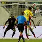 Gelandang Brasil Lucas Lima (10) berusaha menyundul bola kearah gawang Haiti pada penyisihan grup Copa America Centenario 2016 di Stadion Camping World, AS (9/6). Brasil menang atas Haiti dengan skor 7-1. (Kim Klement-USA TODAY Sports)