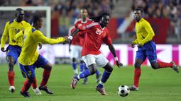 Bafetimbi Gomis bahkan mencetak brace alias dua gol dalam laga debutnya untuk Les Blues saat laga persahabatan melawan Ekuador 27 Mei 2008, dengan Prancis menang 2-0. (AFP/Franck Fife)