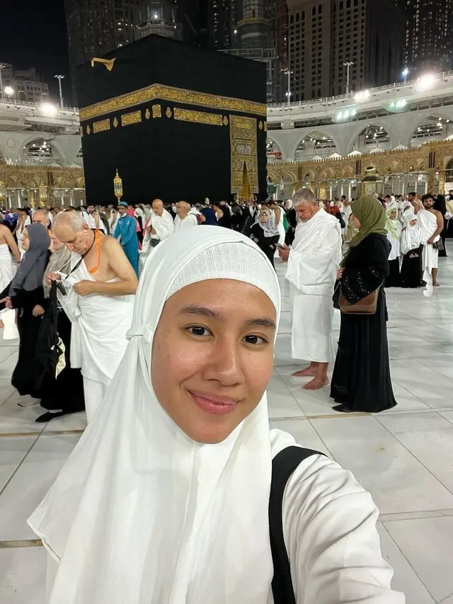 Shenina Cinnamon tampil anggun tanpa makeup saat umrah di Tanah Suci