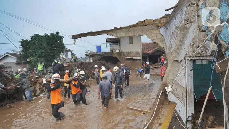 FOTO: Tim SAR Bersihkan Material Longsor Usai Banjir Bandang Sukabumi