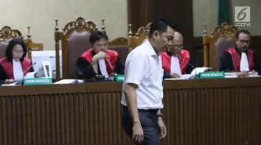 Terdakwa dugaan suap pengadaan satelit monitoring Bakamla, Fayakhun Andriadi saat menjalani sidang lanjutan di Pengadilan Tipikor, Jakarta, Rabu (7/11). Sidang mendengar nota pembelaan terdakwa. (Liputan6.com/Helmi Fithriansyah)