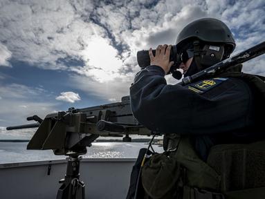 Penembak senapan mesin di kapal HMS Trosso (A264) saat latihan ranjau angkatan laut Northern Coasts 21 di luar Vastervik, Swedia, 21 September 2021. Latihan angkatan laut Northern Coasts 21 melibatkan sekitar 2.000 orang dan sekitar 30 kapal dari 13 negara. (JOHAN NILSSON/TT NEWS AGENCY/AFP)