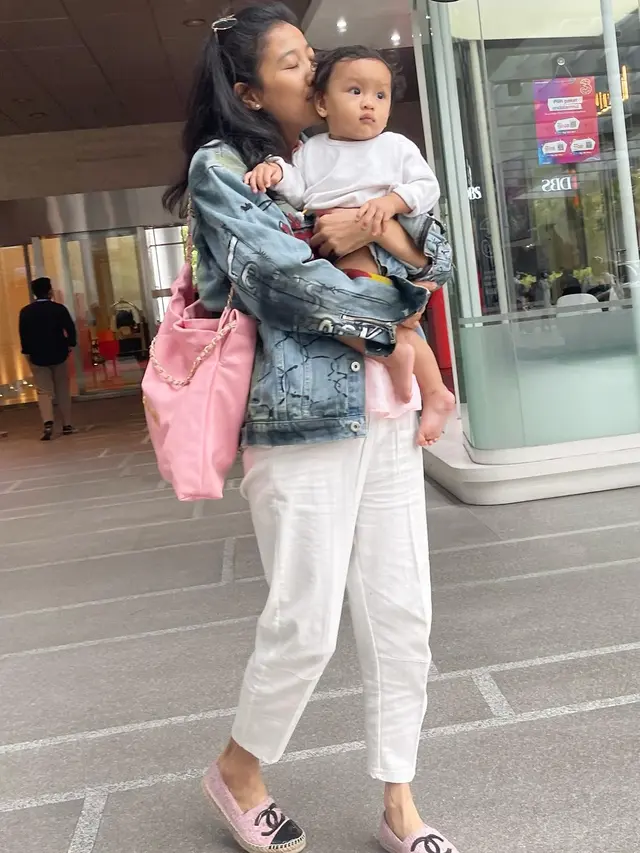 [Fimela] Penuh Kehangatan, Ini 6 Potret Kebersamaan Olivia Zalianty dengan Sang Buah Hati