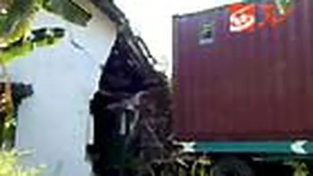 Truk Kontainer Tabrak Rumah