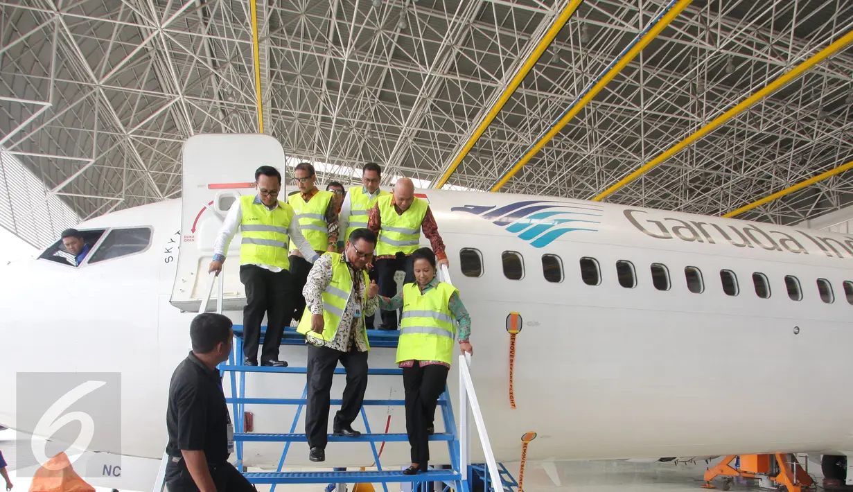 Menteri BUMN Rini Soemarno (kanan) mengecek pesawat yang terparkir di dalam hanggar usai peresmian hanggar keempat milik Garuda di area Bandara Soekarno-Hatta, Cengkareng, Tangerang, Senin (28/9). (Liputan6.com/Angga Yuniar)