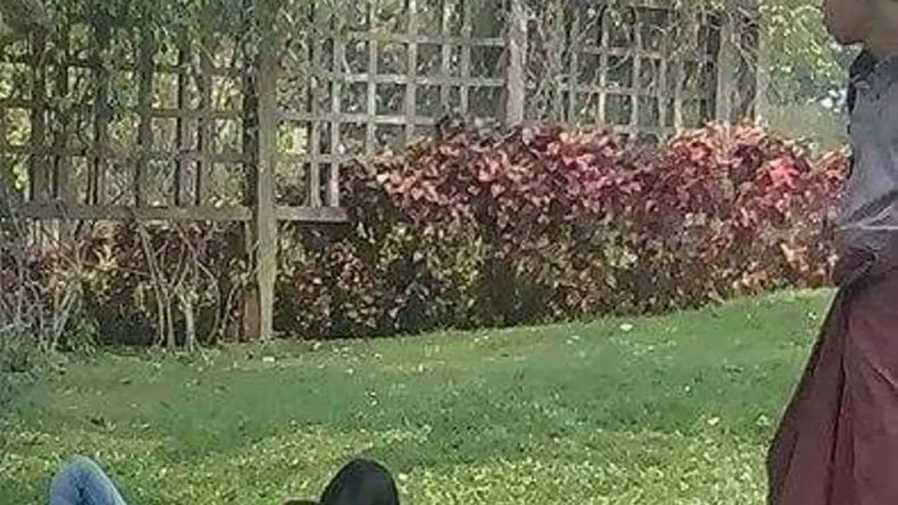Heboh Beredar 5 Foto Sepasang ABG Mesum di Pinggir Danau