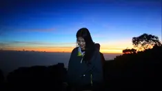 Seminggu sebelum mendaki, Dania mengunggah foto kedua orang taunya dan menuliskan ucapan ulang tahun untuk sang ayah.