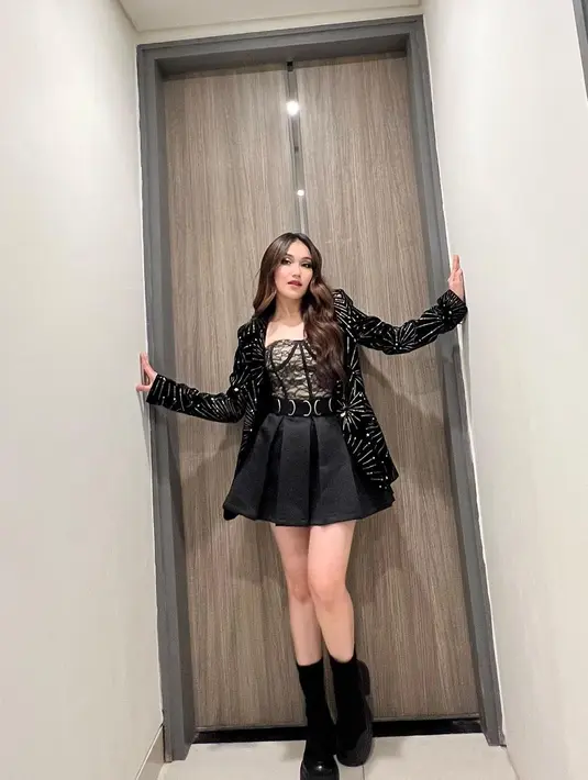 Gaya makeupnya juga menyelaraskan penampilan fashionnya. Riasan smokey eye yang fokus pada area mata menambah keseruan penampilan Ayu yang kian memesona. [Foto: Instagram/ Ayu Ting Ting]