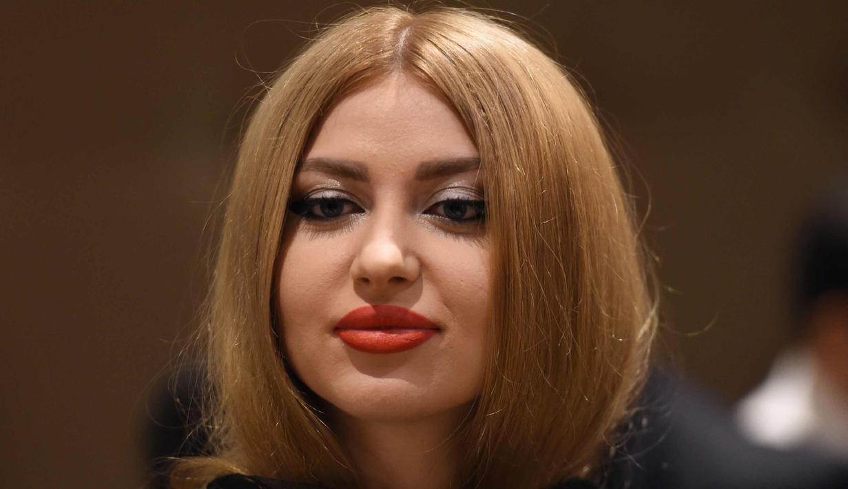 Seorang wanita saat menghadiri upacara pembukaan Arab Fashion Week di hotel Ritz Carlton di Riyadh (10/4). Lebih dari 13 perancang busana ambil bagian dalam acara ini. AFP Photo/Fayez Nureldine)