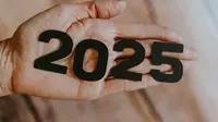 Ilustrasi Tahun Baru 2025 - (Kelly Sikkema/unsplash.com)