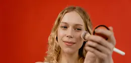 Cloud skin menjadi tren makeup dengan hasil semi matte dan dewy yang membuat kulit tampak halus, sehat, dan natural. [Dok/Pexels.com/MART PRODUCTION].