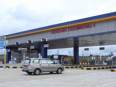 Kendaraan melintas masuk gerbang tol Cigombong I di Cigombong, Kab Bogor, Jawa Barat, usai diresmikan, Sabtu (1/12). Ruas panjang tol Ciawi-Sukabumi Seksi I Ciawi-Cigombongsejauh 15,3 kilometer. (Liputan6.com/Helmi Fithriansyah)