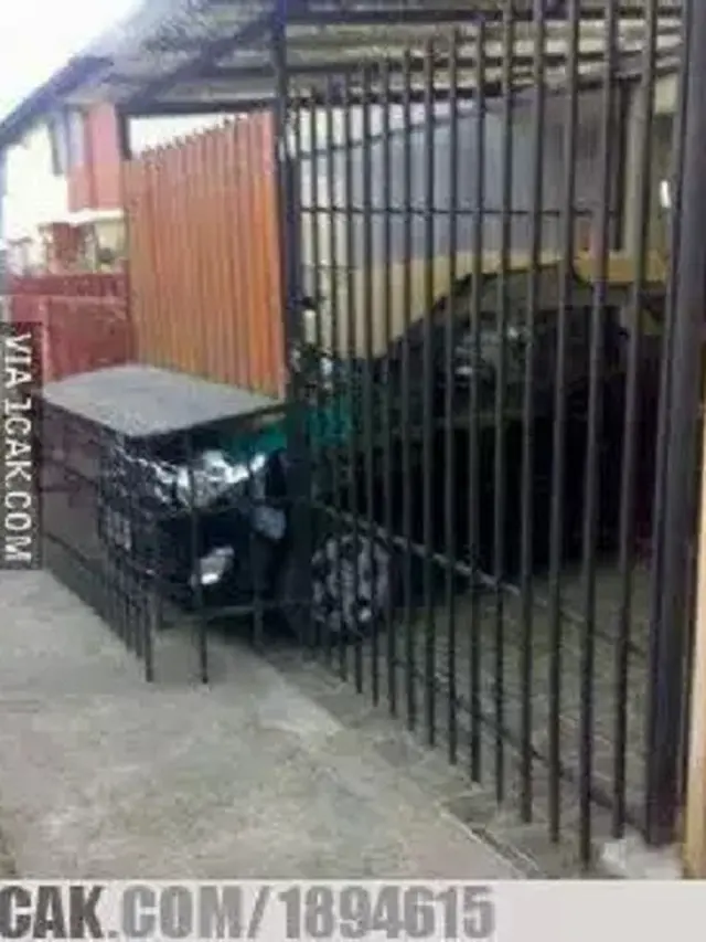 6 Garasi Rumah Terlalu Sempit Buat Mobil Ini Kelewat Nyeleneh, Kocak