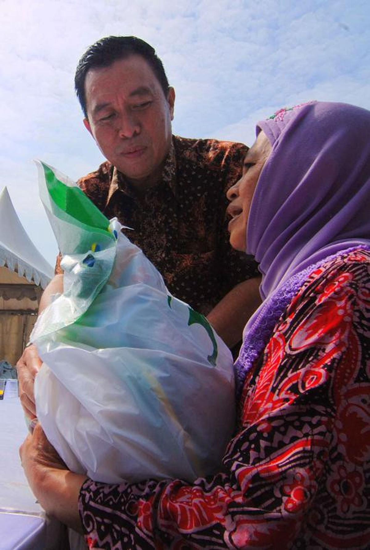 Warga Rusun Koja serbu sembako murah