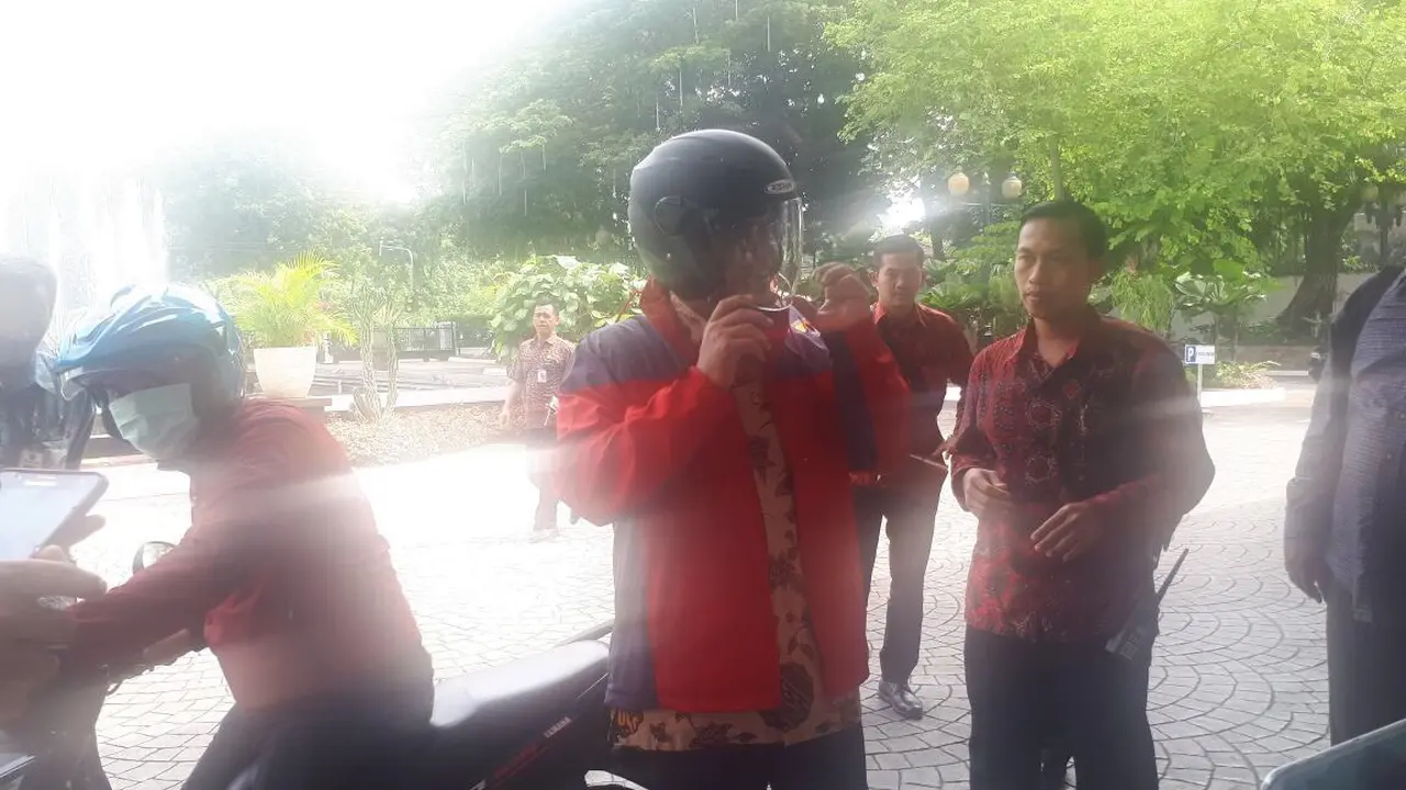 Jumat Pertama, Anies Naik Ojek Ke Balai Kota
