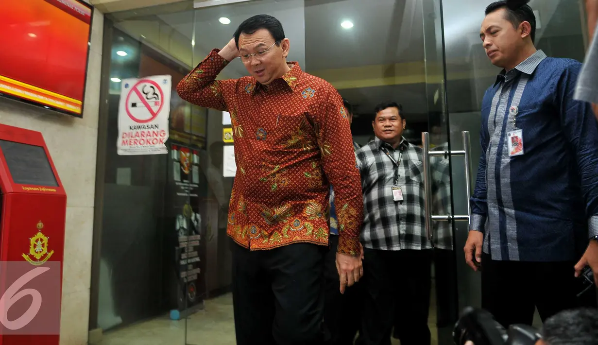 Gubernur DKI Jakarta, Basuki T Purnama berjalan usai menjalani pemeriksaan di Bareskrim Mabes Polri, Jakarta, Kamis (25/2). Penyidik Direktorat Tindak Pidana Korupsi Bareskrim Polri menetapkan 4 tersangka dalam kasus UPS. (Liputan6.com/Gempur M Surya)