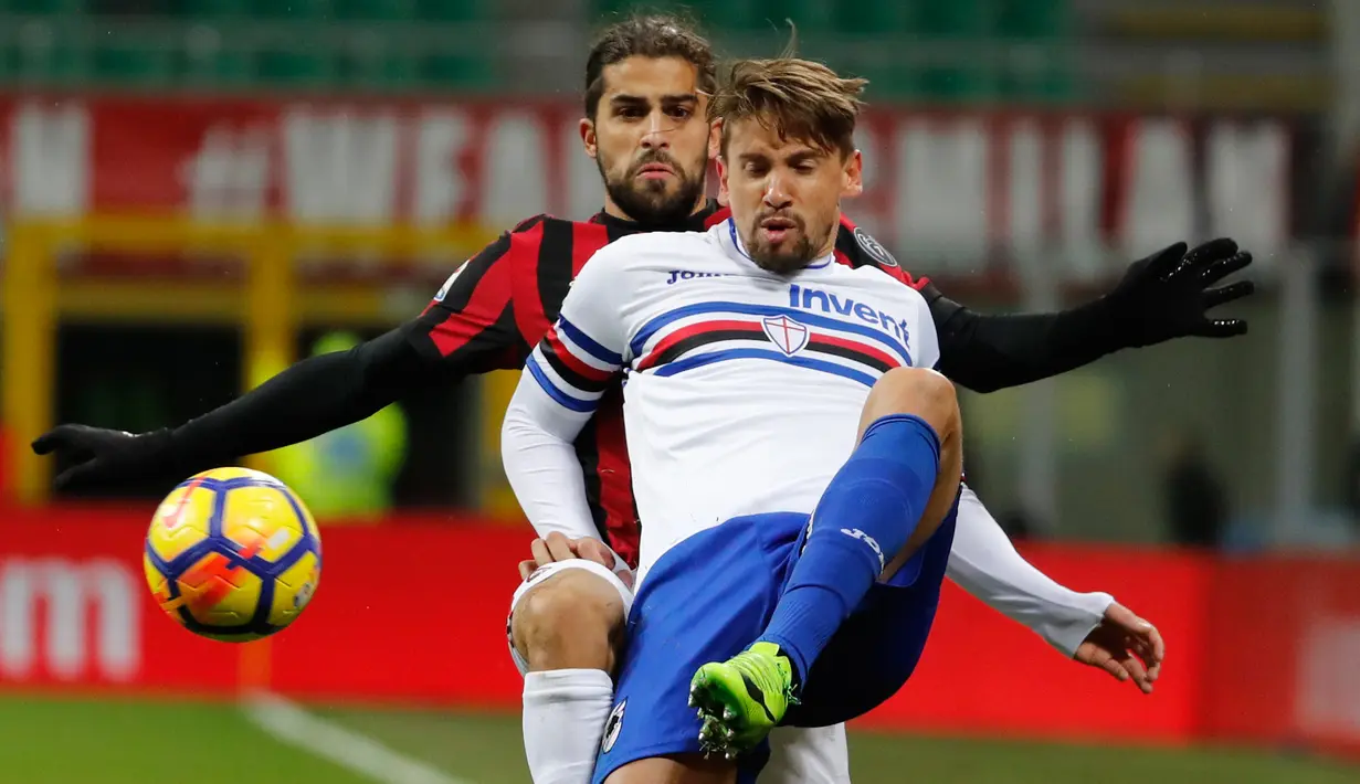 Pemain AC Milan, Ricardo Rodriguez berebut bola dengan pemain Sampdoria, Dawid Kownacki dalam lanjutan pertandingan Serie A di San Siro, Minggu (18/2). AC Milan menundukkan tamunya Sampdoria dengan skor tipis 1-0. (AP/Antonio Calanni)