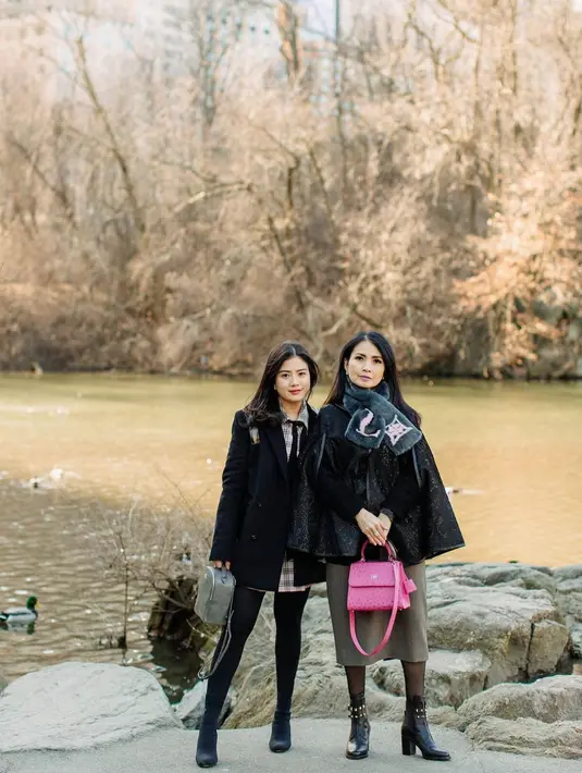 Potret OOTD menggemaskan dari Valencia Tanoesoedibjo bersama sang ibu. Berpose bersama di pinggir danau, keduanya kompak mengenakan outfit musim dingin serba hitam. Foto: Instagram.