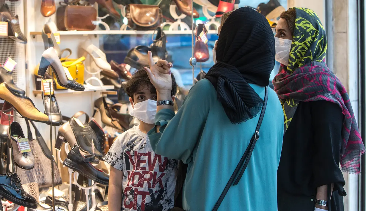 Warga mengenakan masker berbelanja di sebuah bazar di Kota Tonekabon, Iran utara (16/6/2020). Iran pada Rabu (17/6) melaporkan 2.612 kasus baru COVID-19, menambah total kasus terkonfirmasi di negara itu menjadi 195.051, demikian dilaporkan kantor berita resmi IRNA. (Xinhua/Ahmad Halabisaz)