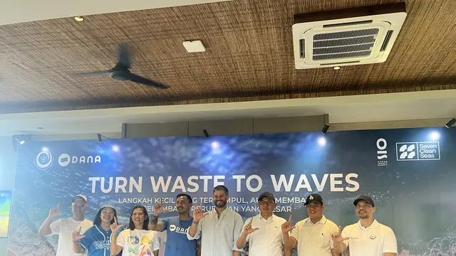 Acara bersih pantai bertema Turn Waste to Waves di Pantai Petitenget, Bali, yang digelar DANA Indonesia, Sabtu (13/6/2026). (Radityo/Liputan6.com)