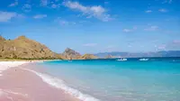 Sentuhan Merah Muda Pasir di Pantai Pink Lombok. (Foto: Unsplash/Mitch Hodiono)